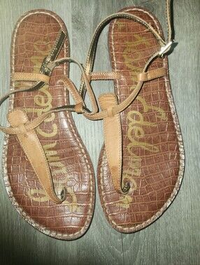 Sam Edelman Gigi flat sandals in a brown croc-embossed leather Size 9W